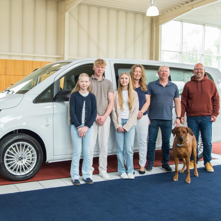 Auslieferung Bestattungskraftwagen bei Kuhlmann Cars. Herzlicht Bestattungen Wolfenbüttel.